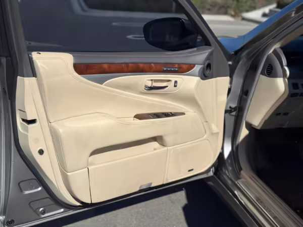 2017 Lexus LS 460 L — photo 24