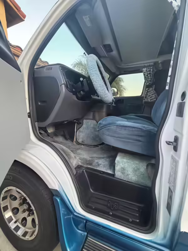 2000 Dodge Ram Van B3500 — photo 34