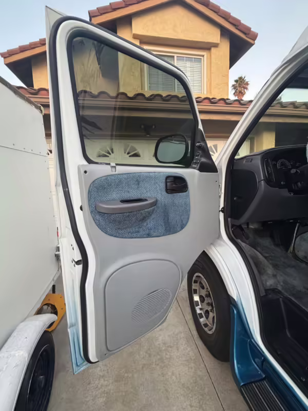 2000 Dodge Ram Van B3500 — photo 39