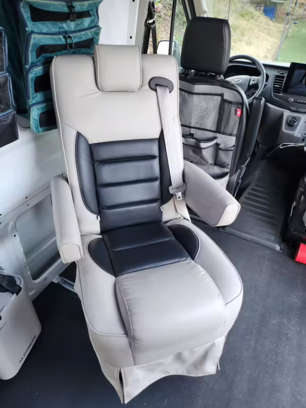 2022 Ford E-Transit 350 — photo 64