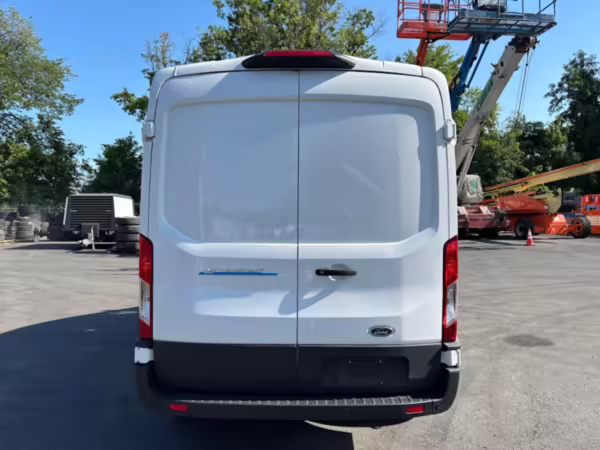 2022 Ford E-Transit 350 — photo 8