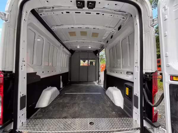 2022 Ford E-Transit 350 — photo 10