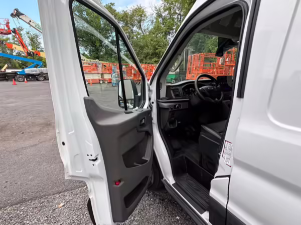 2022 Ford E-Transit 350 — photo 15