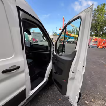 2022 Ford E-Transit 350 — photo 24