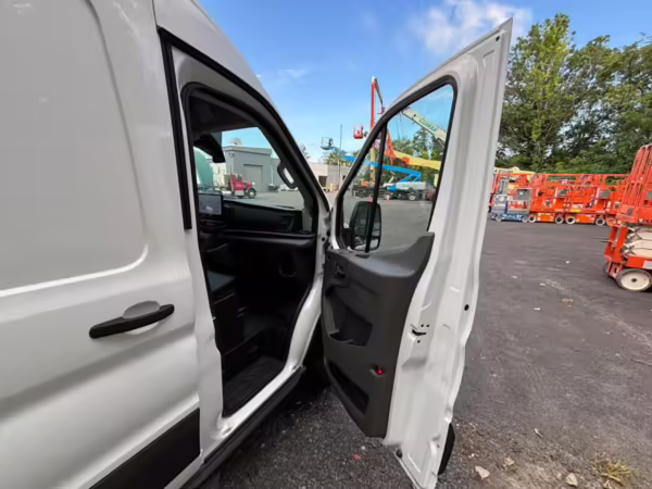2022 Ford E-Transit 350 — photo 24
