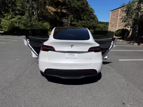2022 Tesla Model Y Long Range AWD — photo 6