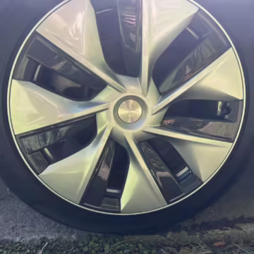 2022 Tesla Model Y Long Range AWD — photo 5