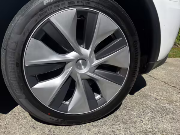 2022 Tesla Model Y Long Range AWD — photo 12
