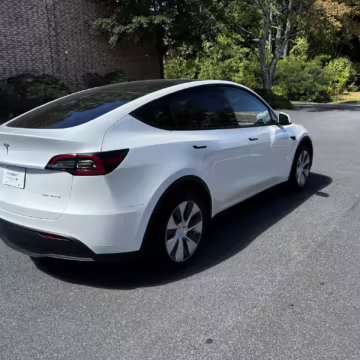 2022 Tesla Model Y Long Range AWD — photo 8