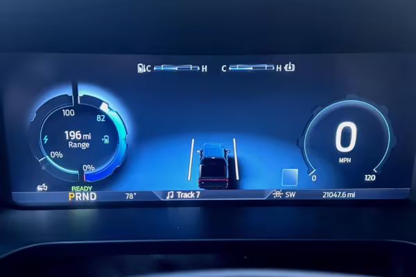 2022 Ford F-150 Lightning Lariat — photo 8