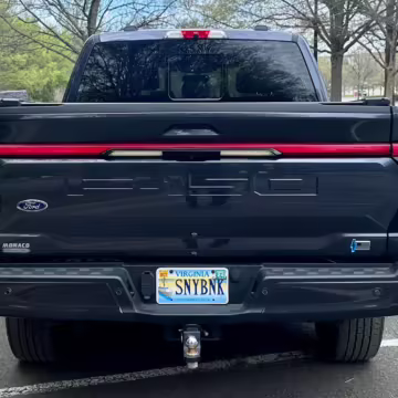 2022 Ford F-150 Lightning Lariat — photo 10