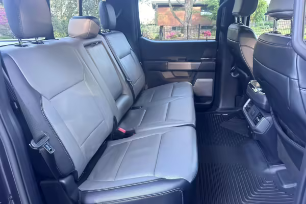 2022 Ford F-150 Lightning Lariat — photo 11