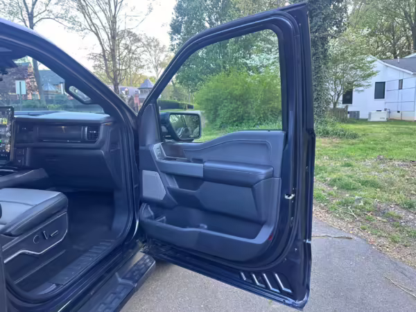 2022 Ford F-150 Lightning Lariat — photo 15