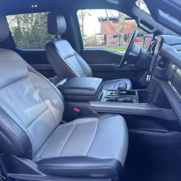2022 Ford F-150 Lightning Lariat — photo 13
