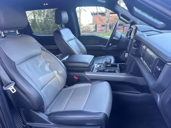 2022 Ford F-150 Lightning Lariat — photo 13
