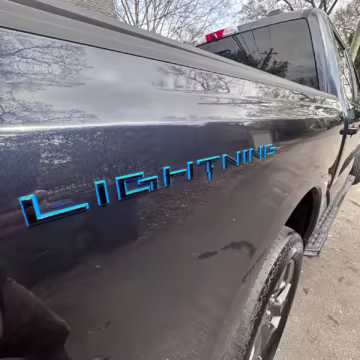 2022 Ford F-150 Lightning Lariat — photo 28