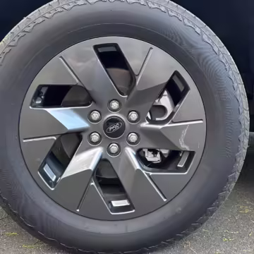 2022 Ford F-150 Lightning Lariat — photo 31