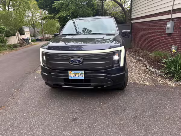2022 Ford F-150 Lightning Lariat — photo 36