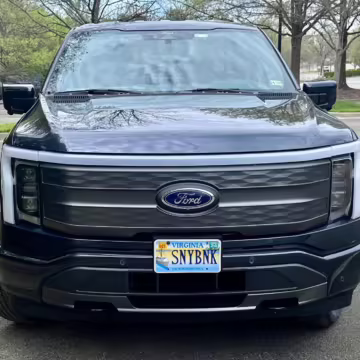2022 Ford F-150 Lightning Lariat — photo 40