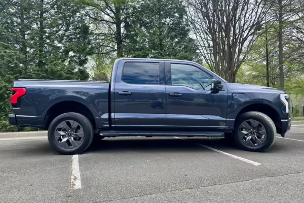2022 Ford F-150 Lightning Lariat — photo 52