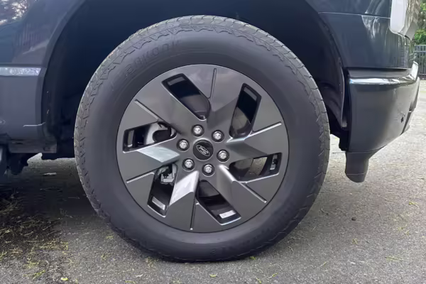2022 Ford F-150 Lightning Lariat — photo 64