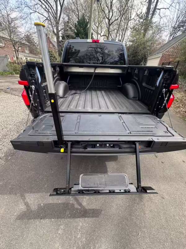 2022 Ford F-150 Lightning Lariat — photo 78