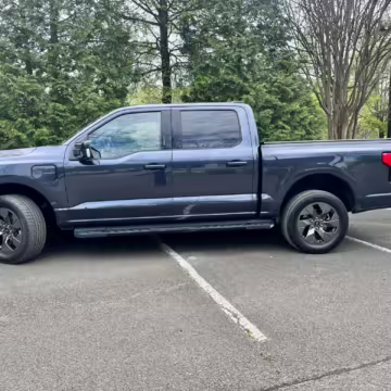 2022 Ford F-150 Lightning Lariat — photo 37