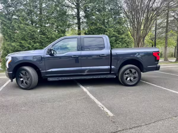 2022 Ford F-150 Lightning Lariat — photo 37