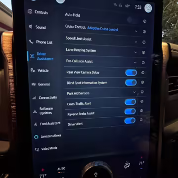 2022 Ford F-150 Lightning Lariat — photo 89