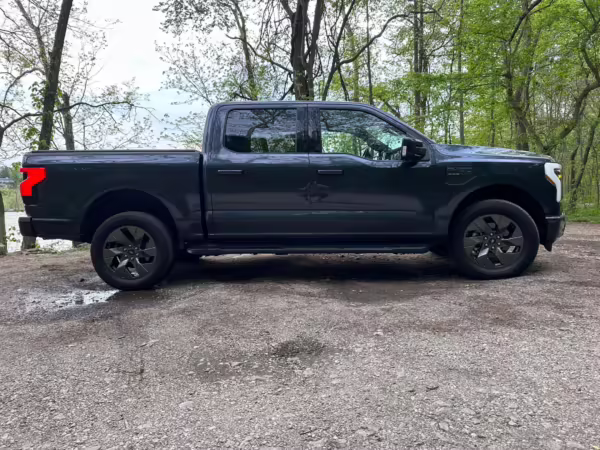 2022 Ford F-150 Lightning Lariat — photo 109