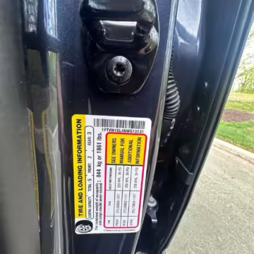 2022 Ford F-150 Lightning Lariat — photo 116