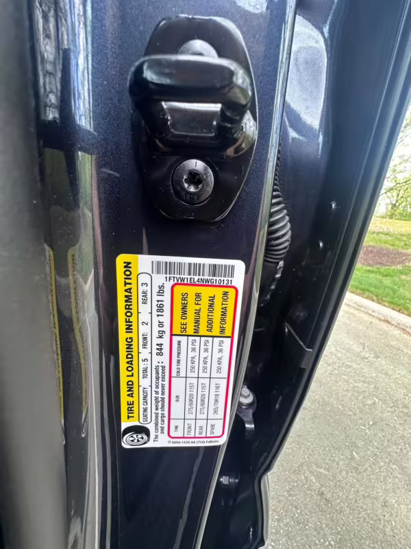 2022 Ford F-150 Lightning Lariat — photo 116
