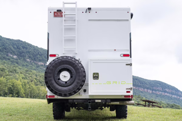 2017 Ford F-550 Super Duty XLT 4×4 Grid Camper — photo 2