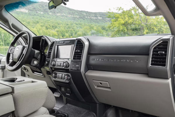 2017 Ford F-550 Super Duty XLT 4×4 Grid Camper — photo 40