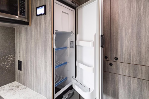 2017 Ford F-550 Super Duty XLT 4×4 Grid Camper — photo 62
