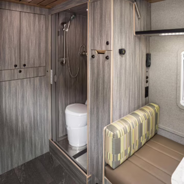 2017 Ford F-550 Super Duty XLT 4×4 Grid Camper — photo 66