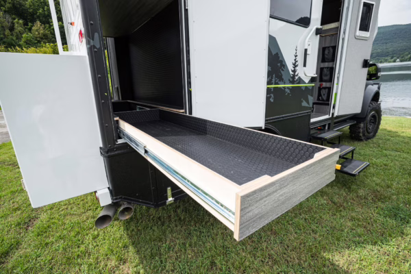 2017 Ford F-550 Super Duty XLT 4×4 Grid Camper — photo 22