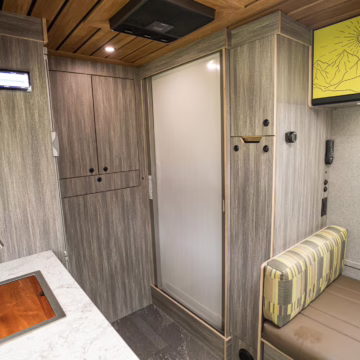 2017 Ford F-550 Super Duty XLT 4×4 Grid Camper — photo 51