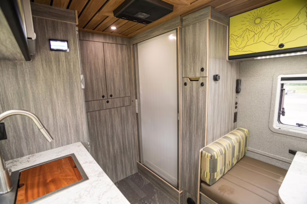 2017 Ford F-550 Super Duty XLT 4×4 Grid Camper — photo 51