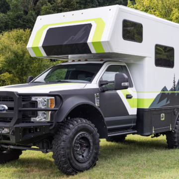 2017 Ford F-550 Super Duty XLT 4×4 Grid Camper