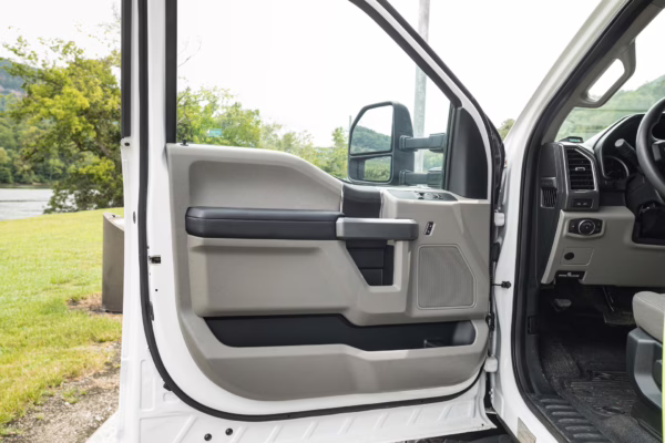 2017 Ford F-550 Super Duty XLT 4×4 Grid Camper — photo 77