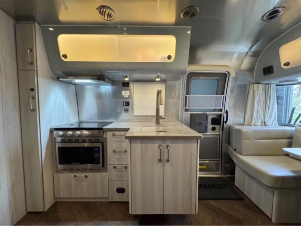 2024 Airstream International 25FB — photo 4