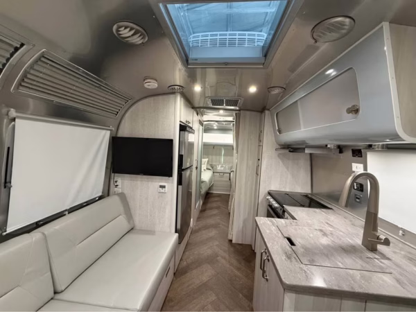 2024 Airstream International 25FB — photo 6