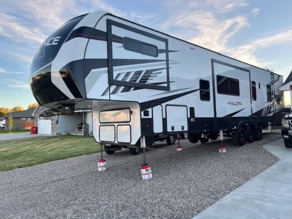2021 Alliance RV Valor 40V13 — photo 17